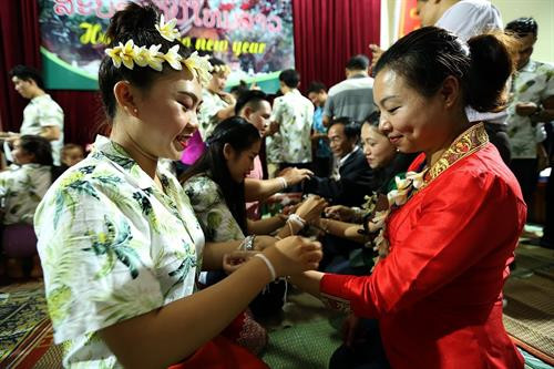 Nghi thức buộc chỉ cổ tay cầu may trong dịp tết cổ truyền Bunpimay. Ảnh: Phan Tuấn Anh - TTXVN Nghi thức té nước cầu may mắn. Ảnh: Phan Tuấn Anh - TTXVN Lưu học sinh làm lễ cúng dịp tết cổ truyền Bunpimay. Ảnh: Phan Tuấn Anh - TTXVN Nghi thức buộc chỉ cổ tay cầu may trong dịp tết cổ truyền Bunpimay. Ảnh: Phan Tuấn Anh - TTXVN Nghi thức té nước cầu may mắn. Ảnh: Phan Tuấn Anh - TTXVN Lưu học sinh làm lễ cúng dịp tết cổ truyền Bunpimay. Ảnh: Phan Tuấn Anh - TTXVN