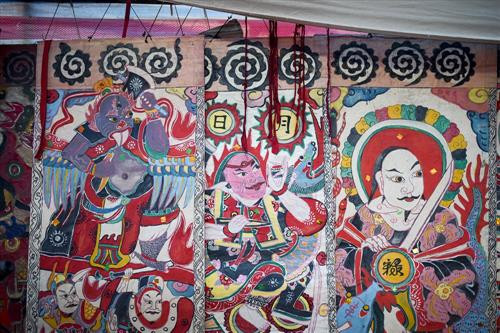 Khu hành lễ được treo kín các bức tranh được lưu truyền từ đời này sang đời khác. Ảnh: laodong.vn