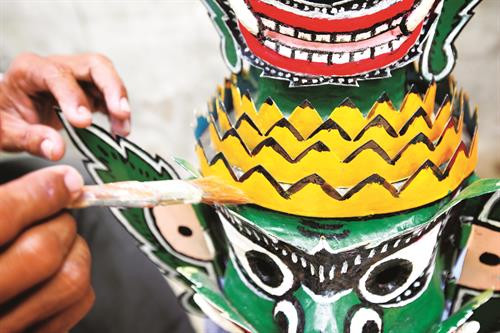Tùy vào mỗi loại mão, mặt nạ mà người nghệ nhân sáng tạo ra những kiểu trang trí màu sắc và hoa văn riêng
