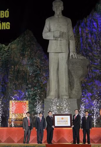 Lễ trao Bằng công nhận Di tích quốc gia đặc biệt Pác Bó cho Đảng bộ và nhân dân các dân tộc tỉnh Cao Bằng. Ảnh: Thanh Tùng-TTXVN