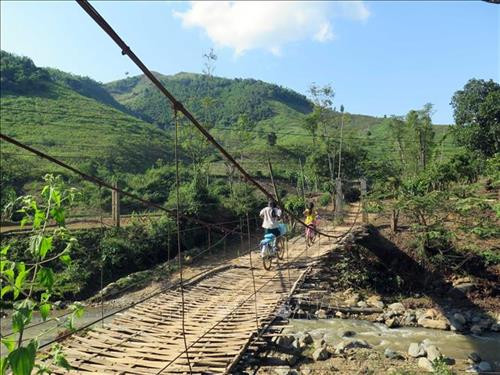 Cầu treo dân sinh tại xã Chiềng Khoong, huyện Sông Mã. Ảnh: Hữu Quyết – TTXVN Cầu treo dân sinh tại xã Chiềng Khoong, huyện Sông Mã. Ảnh: Hữu Quyết – TTXVN