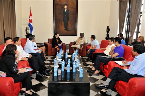 Phó Chủ tịch Quốc hội Tòng Thị Phóng và Đoàn đại biểu Quốc hội Việt Nam đến thăm tỉnh Matanzas. Ảnh: Vũ Lê Hà-Phóng viên TTXVN tại Cuba