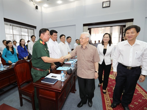 Tổng Bí thư Nguyễn Phú Trọng với các đồng chí Ban Thường vụ Tỉnh uỷ và cán bộ chủ chốt tỉnh Bạc Liêu. Ảnh : Trí Dũng – TTXVN