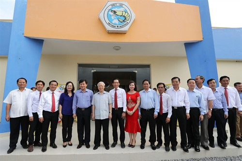 Tổng Bí thư Nguyễn Phú Trọng với các đại biểu chụp ảnh chung tại Công ty Cổ phần Việt Úc- Bạc Liêu ở xã Vĩnh Thịnh, huyện Hòa Bình . Ảnh : Trí Dũng – TTXVN