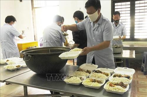 Những suất cơm được cán bộ chiến sỹ biên phòng Quảng Bình chuẩn bị tươm tất, chu đáo để trao cho công dân ăn trước khi lên xe về nhà. Ảnh: Võ Dung -TTXVN Những suất cơm được cán bộ chiến sỹ biên phòng Quảng Bình chuẩn bị tươm tất, chu đáo để trao cho công dân ăn trước khi lên xe về nhà. Ảnh: Võ Dung -TTXVN