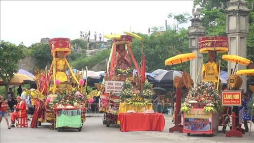 Đoàn rước kiệu của 12 xã, phường tham gia lễ hội. Ảnh: Khiếu Tư-TTXVN