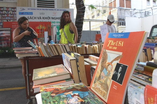 Du khách tham quan, chọn sách hay trong ngày khai mạc tuần lễ hoạt động “Chào mừng ngày sách Việt Nam 21/4 lần IV tại đường sách Thành phố Hồ Chí Minh Du khách tham quan, chọn sách hay trong ngày khai mạc tuần lễ hoạt động “Chào mừng ngày sách Việt Nam 21/4 lần IV tại đường sách Thành phố Hồ Chí Minh