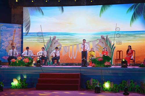 Phần thi diễn của đội đờn ca tài tử tỉnh Cà Mau. Ảnh: Hoài Thu – TTXVN Phần thi diễn của đội đờn ca tài tử tỉnh Cà Mau. Ảnh: Hoài Thu – TTXVN
