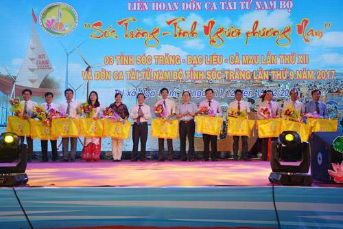 Tặng cờ lưu niệm cho 11 huyện, thị xã, thành phố thuộc tỉnh Sóc Trăng tham dự liên hoan. Ảnh: Hoài Thu – TTXVN Tặng cờ lưu niệm cho 11 huyện, thị xã, thành phố thuộc tỉnh Sóc Trăng tham dự liên hoan. Ảnh: Hoài Thu – TTXVN