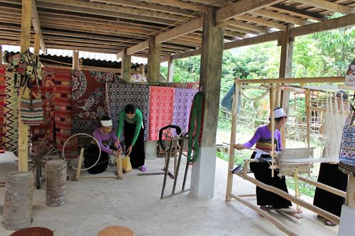 Những người phụ nữ trong xóm dệt vải.