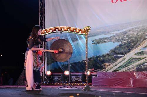 Lãnh đạo tỉnh Đắk Nông đánh chiêng khai mạc Hội xuân. Ảnh: Ngọc Minh - TTXVN Lãnh đạo tỉnh Đắk Nông đánh chiêng khai mạc Hội xuân. Ảnh: Ngọc Minh - TTXVN