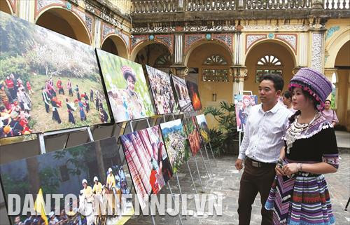 Tổ chức triển lãm ảnh nghệ thuật "Tình ca Bắc Hà" với 68 tác phẩm của các tác giả nổi tiếng trên địa bàn tỉnh Tổ chức triển lãm ảnh nghệ thuật "Tình ca Bắc Hà" với 68 tác phẩm của các tác giả nổi tiếng trên địa bàn tỉnh