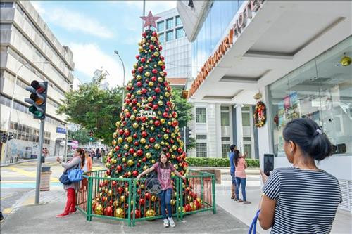 Cây thông Noel tại Kuala Lumpur, Malaysia Ảnh: THX/ TTXVN Cây thông Noel tại Kuala Lumpur, Malaysia Ảnh: THX/ TTXVN