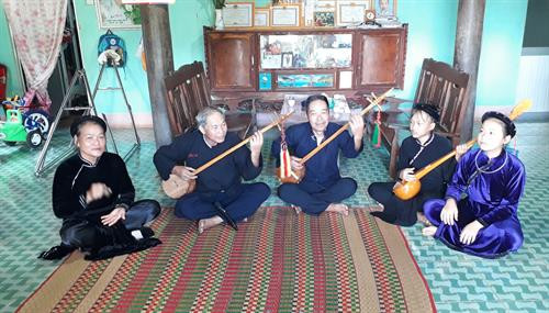 Buổi sinh hoạt câu lạc bộ đàn tính hát then ấp Sóc Nê, xã Tân Tiến, huyện Bù Đốp, tỉnh Bình Phước. Ảnh: K GỬIH -TTXVN Buổi sinh hoạt câu lạc bộ đàn tính hát then ấp Sóc Nê, xã Tân Tiến, huyện Bù Đốp, tỉnh Bình Phước. Ảnh: K GỬIH -TTXVN