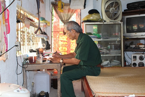 Ông Phạm Ngọc Chiêng sưu tầm tài liệu, soạn các bản tin cho buổi ”phát thanh”.