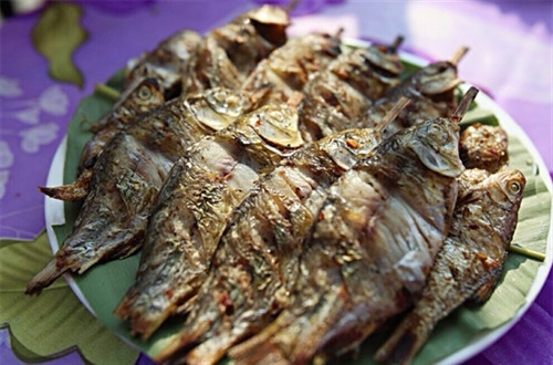 Cá suối thường là những loài cá có độ tanh ít, thịt chắc và thơm nên rất được ưa chuộng. Các món cá đều được chế biến rất cầu kỳ, có khi làm gỏi, nướng, hun khói, sấy. Gia vị cần thiết nhất để tạo nên hương vị món cá đó là ớt, mắc khén và muối trắng.