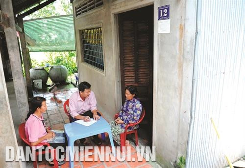 Tổ hợp tác đan lát lục bình tại ấp Thới Hòa B, thị trấn Cờ Đỏ, huyện Cờ Đỏ giúp cho nhiều hội viên là đồng bào dân tộc Khmer có việc làm và thu nhập ổn định. Ảnh: An Hiếu Cán bộ Trung tâm Giáo dục Nghề nghiệp - Giáo dục Thường xuyên huyện Cờ Đỏ tìm hiểu nhu cầu học nghề của bà con dân tộc Khmer tại ấp Thới Hòa B, thị trấn Cờ Đỏ. Ảnh: An Hiếu Khu hướng dẫn, giải quyết chế độ việc làm cho người lao động tại Trung tâm Dịch vụ việc làm thành phố Cần Thơ. Ảnh: An Hiếu