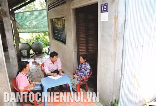 Tổ hợp tác đan lát lục bình tại ấp Thới Hòa B, thị trấn Cờ Đỏ, huyện Cờ Đỏ giúp cho nhiều hội viên là đồng bào dân tộc Khmer có việc làm và thu nhập ổn định. Ảnh: An Hiếu Cán bộ Trung tâm Giáo dục Nghề nghiệp - Giáo dục Thường xuyên huyện Cờ Đỏ tìm hiểu nhu cầu học nghề của bà con dân tộc Khmer tại ấp Thới Hòa B, thị trấn Cờ Đỏ. Ảnh: An Hiếu Khu hướng dẫn, giải quyết chế độ việc làm cho người lao động tại Trung tâm Dịch vụ việc làm thành phố Cần Thơ. Ảnh: An Hiếu