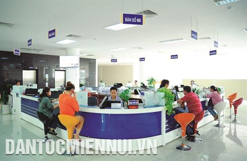 Tổ hợp tác đan lát lục bình tại ấp Thới Hòa B, thị trấn Cờ Đỏ, huyện Cờ Đỏ giúp cho nhiều hội viên là đồng bào dân tộc Khmer có việc làm và thu nhập ổn định. Ảnh: An Hiếu Cán bộ Trung tâm Giáo dục Nghề nghiệp - Giáo dục Thường xuyên huyện Cờ Đỏ tìm hiểu nhu cầu học nghề của bà con dân tộc Khmer tại ấp Thới Hòa B, thị trấn Cờ Đỏ. Ảnh: An Hiếu Khu hướng dẫn, giải quyết chế độ việc làm cho người lao động tại Trung tâm Dịch vụ việc làm thành phố Cần Thơ. Ảnh: An Hiếu