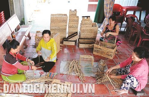 Tổ hợp tác đan lát lục bình tại ấp Thới Hòa B, thị trấn Cờ Đỏ, huyện Cờ Đỏ giúp cho nhiều hội viên là đồng bào dân tộc Khmer có việc làm và thu nhập ổn định. Ảnh: An Hiếu Cán bộ Trung tâm Giáo dục Nghề nghiệp - Giáo dục Thường xuyên huyện Cờ Đỏ tìm hiểu nhu cầu học nghề của bà con dân tộc Khmer tại ấp Thới Hòa B, thị trấn Cờ Đỏ. Ảnh: An Hiếu Khu hướng dẫn, giải quyết chế độ việc làm cho người lao động tại Trung tâm Dịch vụ việc làm thành phố Cần Thơ. Ảnh: An Hiếu