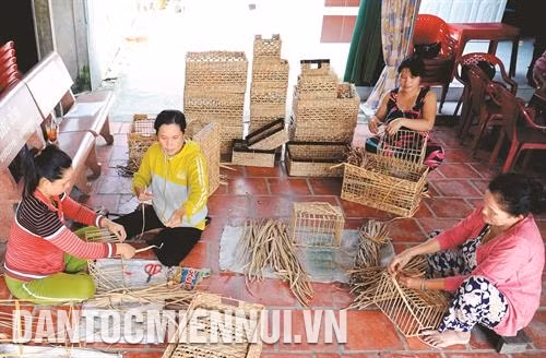 Tổ hợp tác đan lát lục bình tại ấp Thới Hòa B, thị trấn Cờ Đỏ, huyện Cờ Đỏ giúp cho nhiều hội viên là đồng bào dân tộc Khmer có việc làm và thu nhập ổn định. Ảnh: An Hiếu Cán bộ Trung tâm Giáo dục Nghề nghiệp - Giáo dục Thường xuyên huyện Cờ Đỏ tìm hiểu nhu cầu học nghề của bà con dân tộc Khmer tại ấp Thới Hòa B, thị trấn Cờ Đỏ. Ảnh: An Hiếu Khu hướng dẫn, giải quyết chế độ việc làm cho người lao động tại Trung tâm Dịch vụ việc làm thành phố Cần Thơ. Ảnh: An Hiếu