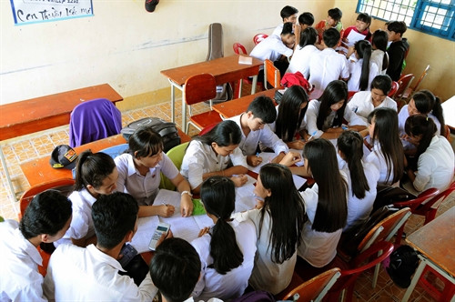 Học sinh lớp 12 trường DTNT Vĩnh Châu, Thị xã Vĩnh Châu trong giờ học nhóm. Học sinh lớp 12 trường DTNT Vĩnh Châu, Thị xã Vĩnh Châu trong giờ học nhóm.