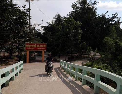 Những con đường dẫn về các phum sóc huyện Châu Thành đã được đầu tư xây dựng. Ảnh: Lê Sen - TTXVN Những con đường dẫn về các phum sóc huyện Châu Thành đã được đầu tư xây dựng. Ảnh: Lê Sen - TTXVN