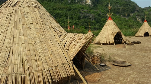 Ngoài những túp lều còn có những không gian liên quan đến đời sống sinh hoạt của thổ dân để phục vụ khách tham quan. Ngoài những túp lều còn có những không gian liên quan đến đời sống sinh hoạt của thổ dân để phục vụ khách tham quan.