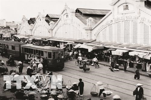 Ngay sau khi quân ta vào tiếp quản Thủ đô, mọi sinh hoạt ở Hà Nội đã trở lại bình thường, đường phố tấp nập người qua lại. Ảnh: Tư liệu TTXVN