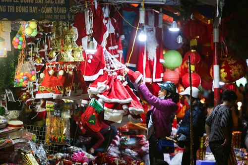 Quần áo, mũ, váy của ông già Noel là sản phẩm quen thuộc trong mỗi mùa Giáng sinh đã được bày bán rất nhiều trong các cửa hàng trên phố Hàng Mã. Quần áo, mũ, váy của ông già Noel là sản phẩm quen thuộc trong mỗi mùa Giáng sinh đã được bày bán rất nhiều trong các cửa hàng trên phố Hàng Mã.