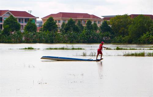 Giăng lưới bắt cá trong mùa nước nổi. Ảnh: Duy Khương - TTXVN