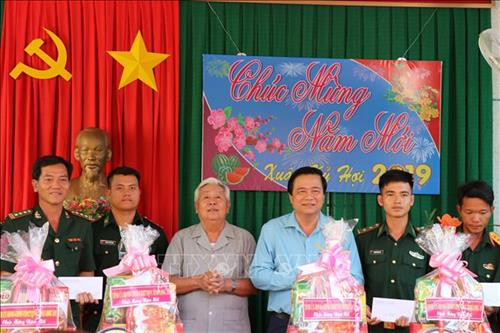 Bí thư Tỉnh ủy Long An Phạm Văn Rạnh tặng quà Tết cho đại diện các đơn vị đóng quân trên tuyến biên giới. Ảnh: Bùi Giang-TTXVN