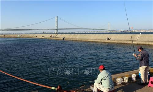 Cầu Akashi-Kaikyo nhìn từ đảo Awaji. Cầu Akashi-Kaikyo nhìn từ đảo Awaji.