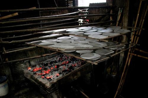 Bánh tráng được sấy than 3 giờ nếu gặp ngày mưa Bánh tráng được sấy than 3 giờ nếu gặp ngày mưa