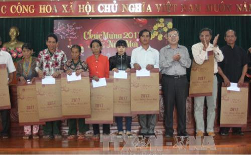 Cơ quan thường trực Ủy ban dân tộc tại TP. HCM phối hợp với Ban Dân tộc tỉnh Bình Phước trao quà cho hội đồng già làng, người uy tín. Ảnh: K Gửi H (TTXVN) Cơ quan thường trực Ủy ban dân tộc tại TP. HCM phối hợp với Ban Dân tộc tỉnh Bình Phước trao quà cho hội đồng già làng, người uy tín. Ảnh: K Gửi H (TTXVN)