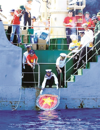 Nghi thức thả hoa xuống biển Nghi thức thả hoa xuống biển