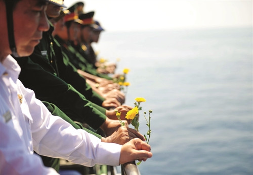 Các đại biểu cùng nhau thả hoa xuống biển tưởng niệm các Anh hùng liệt sĩ Các đại biểu cùng nhau thả hoa xuống biển tưởng niệm các Anh hùng liệt sĩ
