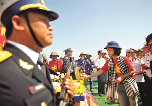 Dâng hương tưởng niệm các Anh hùng liệt sĩ Dâng hương tưởng niệm các Anh hùng liệt sĩ