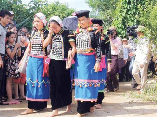 Cô dâu Si La trong trang phục truyền thống Cô dâu Si La trong trang phục truyền thống