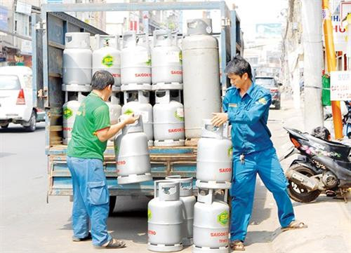 Đưa gas vào một cửa hàng cung ứng cho người dân. Nguồn: sggp.org.vn