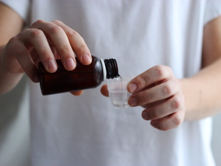 Khẩu phần đồ ăn, thức uống tại các nhà hàng ở Mỹ lớn hơn nhiều so với ở châu Âu. Nhiều người nước ngoài rất ngạc nhiên khi tại Mỹ có rất nhiều cơ sở, địa điểm sử dụng loại hình dịch vụ Drive-Thru (lái xe đi qua, không cần xuống xe mà vẫn mua được hàng). Các du khách thấy khó hiểu khi đi đến đâu cũng thấy những biển quảng cáo về luật sư như thế này. Nhiều quảng cáo thuốc khiến họ khiếp sợ. Một du khách cho hay: “Ngồi trong phòng khách sạn tại Vegas và nghe một loạt các tác dụng phụ của một số loại thuốc, tôi không hiểu sao mọi người có thể uống mấy loại thuốc này. Có loại thuốc, tôi không nhớ cụ thể nhưng chắc chắn “tử vong” không phải... do tác dụng phụ”. Nhiều người đồng tình rằng số lượng sóc tại Mỹ quá nhiều, và lũ sóc còn bạo dạn đến đáng sợ. Dù biết Mỹ là một quốc gia rất rộng lớn, nhưng kích thước nhà cửa, đường xá, bãi đỗ xe vẫn khiến nhiều người choáng ngợp khi so với châu Âu. Một du khách cho hay: “Tôi xem TV và thấy ngạc nhiên khi ở Mỹ có những khu nhà liền kề lớn như vậy. Tôi cứ tưởng những người sống ở đó rất giàu có nhưng hóa ra đây chỉ là loại nhà tiêu chuẩn ở vùng ngoại ô.” Kích thước to lớn của nước Mỹ khiến nhiều du khách choáng váng. “Phải mất một thời gian tôi mới nhận ra là mình không thể lái xe từ thành phố New York đến hẻm núi Grand Canyon chỉ trong một ngày” – một du khách bày tỏ. Người Mỹ dường như thân thiện hơn nhiều so với các nước khác, thậm chí quá thân thiện đến mức gây khó chịu. Một du khách kể lại: “Bố mẹ tôi bị lạc và phải hỏi đường, sau 5 phút, có tới 20 người tươi cười vây quanh họ và cố giúp đỡ. Một số còn đề nghị lái xe đưa bố mẹ tôi về khách sạn". Ở châu Âu, các buồng vệ sinh được ngăn cách rõ ràng và có cửa sát đất. Còn ở Mỹ, khoảng trống của cửa buồng vệ sinh khiến nhiều người không thoải mái và có cảm giác như có ai đó đang theo dõi mình. Khách du lịch không biết nhiều về các loại thuế ở Mỹ, và đó là lý do mỗi khi mua hàng, họ lại phàn nàn vì phải trả nhiều tiền hơn so với giá được ghi trên sản phẩm. Khẩu phần đồ ăn, thức uống tại các nhà hàng ở Mỹ lớn hơn nhiều so với ở châu Âu. Nhiều người nước ngoài rất ngạc nhiên khi tại Mỹ có rất nhiều cơ sở, địa điểm sử dụng loại hình dịch vụ Drive-Thru (lái xe đi qua, không cần xuống xe mà vẫn mua được hàng). Các du khách thấy khó hiểu khi đi đến đâu cũng thấy những biển quảng cáo về luật sư như thế này. Nhiều quảng cáo thuốc khiến họ khiếp sợ. Một du khách cho hay: “Ngồi trong phòng khách sạn tại Vegas và nghe một loạt các tác dụng phụ của một số loại thuốc, tôi không hiểu sao mọi người có thể uống mấy loại thuốc này. Có loại thuốc, tôi không nhớ cụ thể nhưng chắc chắn “tử vong” không phải... do tác dụng phụ”. Nhiều người đồng tình rằng số lượng sóc tại Mỹ quá nhiều, và lũ sóc còn bạo dạn đến đáng sợ. Dù biết Mỹ là một quốc gia rất rộng lớn, nhưng kích thước nhà cửa, đường xá, bãi đỗ xe vẫn khiến nhiều người choáng ngợp khi so với châu Âu. Một du khách cho hay: “Tôi xem TV và thấy ngạc nhiên khi ở Mỹ có những khu nhà liền kề lớn như vậy. Tôi cứ tưởng những người sống ở đó rất giàu có nhưng hóa ra đây chỉ là loại nhà tiêu chuẩn ở vùng ngoại ô.” Kích thước to lớn của nước Mỹ khiến nhiều du khách choáng váng. “Phải mất một thời gian tôi mới nhận ra là mình không thể lái xe từ thành phố New York đến hẻm núi Grand Canyon chỉ trong một ngày” – một du khách bày tỏ. Người Mỹ dường như thân thiện hơn nhiều so với các nước khác, thậm chí quá thân thiện đến mức gây khó chịu. Một du khách kể lại: “Bố mẹ tôi bị lạc và phải hỏi đường, sau 5 phút, có tới 20 người tươi cười vây quanh họ và cố giúp đỡ. Một số còn đề nghị lái xe đưa bố mẹ tôi về khách sạn". Ở châu Âu, các buồng vệ sinh được ngăn cách rõ ràng và có cửa sát đất. Còn ở Mỹ, khoảng trống của cửa buồng vệ sinh khiến nhiều người không thoải mái và có cảm giác như có ai đó đang theo dõi mình. Khách du lịch không biết nhiều về các loại thuế ở Mỹ, và đó là lý do mỗi khi mua hàng, họ lại phàn nàn vì phải trả nhiều tiền hơn so với giá được ghi trên sản phẩm.