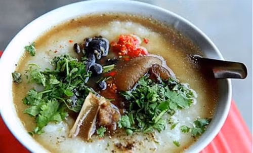 Cháo ấu tẩu có vị đắng, không dễ ăn từ lúc đầu nhưng càng ăn càng thấy hấp dẫn