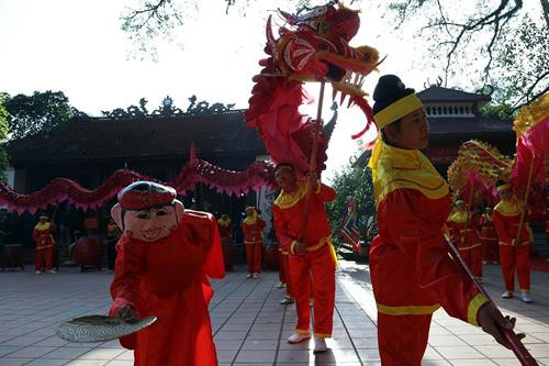 Cụ già thắp hương trong đền thờ Hoàng Công Chất. Ảnh: Phan Tuấn Anh - TTXVN Chuẩn bị nghi thức dâng hương. Ảnh: Phan Tuấn Anh - TTXVN Tiết mục múa rồng khai mạc lễ hội. Ảnh: Phan Tuấn Anh - TTXVN Tiết mục múa rồng khai mạc lễ hội. Ảnh: Phan Tuấn Anh - TTXVN Tiết mục múa rồng, rước kiệu khai mạc lễ hội. Ảnh: Phan Tuấn Anh - TTXVN