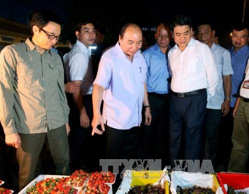 Thủ tướng Nguyễn Xuân Phúc đi kiểm tra vệ sinh an toàn thực phẩm tại chợ đầu mối Long Biên, Hà Nội. Ảnh: Thống Nhất/TTXVN