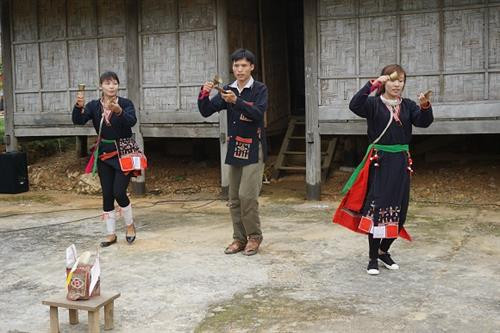 Sau phần lễ là phần ca hát với điệu múa chuông đặc sắc của đồng bào Dao. Ảnh: Hoàng Tâm