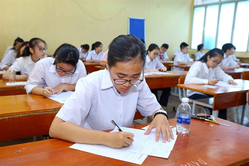 Thí sinh chuẩn bị bước vào môn thi đầu tiên môn Ngữ Văn tại điểm thi trường THPT Nguyễn Trãi. Ảnh: Minh Quyết - TTXVN Thí sinh chuẩn bị bước vào môn thi đầu tiên môn Ngữ Văn tại điểm thi trường THPT Nguyễn Trãi. Ảnh: Minh Quyết - TTXVN