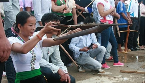 Người Thái vui hội bắn nỏ. Người Thái vui hội bắn nỏ.