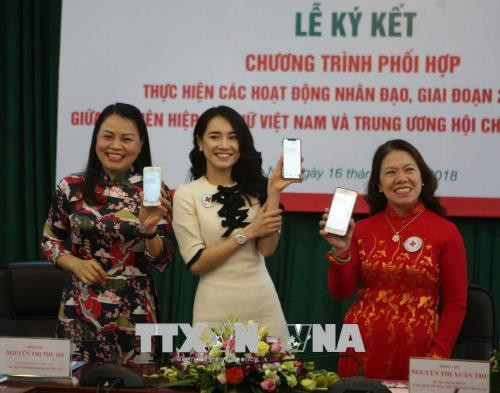 Các đại biểu cùng soạn tin nhắn với cú pháp BC gửi 1409(20.000đồng/tin nhắn) ủng hộ chương trình nhắn tin “Đồng hành cùng phụ nữ biên cương”. Ảnh: Thanh Tùng-TTXVN Các đại biểu cùng soạn tin nhắn với cú pháp BC gửi 1409(20.000đồng/tin nhắn) ủng hộ chương trình nhắn tin “Đồng hành cùng phụ nữ biên cương”. Ảnh: Thanh Tùng-TTXVN