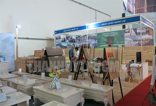 Gian hàng trưng bày nhân dịp Hội chợ đồ gỗ và trang trí nội thất Việt Nam 2016 (VIFA HOME 2016) tại Nhà thi đấu Thể dục thể thao Phú Thọ. Nguồn: thanhuytphcm.vn