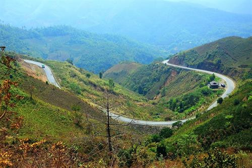 Một cung đường trên đèo Pha Đin. Một cung đường trên đèo Pha Đin.